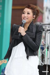 组图：A-Lin签唱会人气爆棚 自曝爱情事业两得意