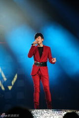 组图：湖南卫视春晚 刘欢压轴龚琳娜神曲再现