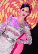 组图：凯蒂-派瑞电影巴西首映 银色长裙媚眼如丝