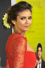 组图：妮娜-杜波夫性感红裙美艳亮相