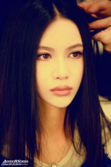 组图：潘霜霜游戏大片花絮 多变表情显另类性感