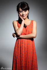 组图：葛佳佳轻纱长裙 妙曼身姿显妩媚