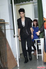 组图：汪东城当人体模特 模仿蒙娜丽莎惟妙惟肖