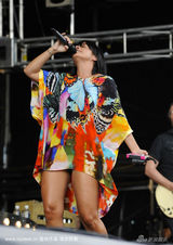 幻灯图集：莉莉-艾伦献唱音乐节 豹纹小内裤登场