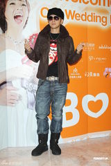 组图：歌手阿BEN闪婚现场热吻 罗志祥江美琪祝贺