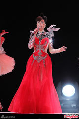 组图：江蕙演唱会造型似黄金圣衣 舞台绚丽迷幻