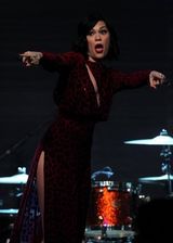 组图：杰西-J双开衩红裙PK凯莉-米洛