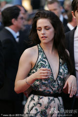 组图：暮光女戛纳走秀罩杯小难撑深V