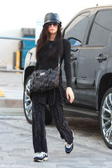 高清组图：帕丽斯-希尔顿街拍全身黑皮帽抢眼