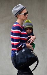 组图：酷妈查理兹-塞隆休闲装抱养子离开医院