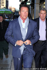 组图：施瓦辛格亮相纽约街头优雅绅士