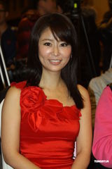 组图：林心如红裙娇艳亮相 不慎露底大泄春光