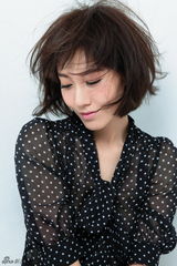 组图：高露清新写真曝光 笑容甜美素雅妆容文艺风