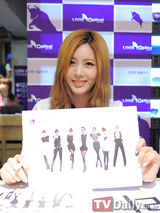 组图：T-ara清纯亮相粉丝签名会 白衬衫配仔裤