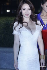 组图：李湘火红裙看秀 柳岩酥胸半露呼之欲出