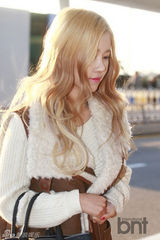 组图：2NE1亮相机场气场足 Crayon Pop可爱范儿