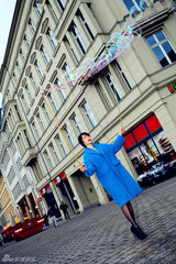 组图：黄璐游走柏林街头 俏皮复古演绎优雅生活