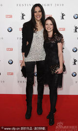 幻灯图：群星齐聚电影节之夜活动 布吉特举止出位