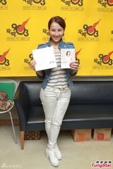 组图：李玟商台宣传新碟 收录结婚歌送歌迷