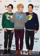 组图：韩团JYJ出席粉丝会 穿可爱卫衣卖萌