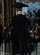 组图：Gaga现神秘造型 黑草帽连面具似武林中人