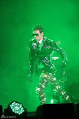 组图：Rain北京个唱劲歌热舞 湿身性感大秀中文