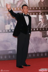组图：梁家辉亮相金像奖红毯 举手致意