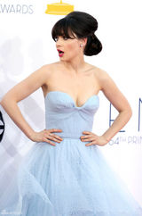 组图：艾美奖红毯 佐伊-丹斯切尔抹胸薄纱伞裙