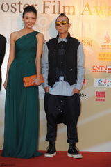 组图：陈小春戴黑超酷劲十足 发型似火焰