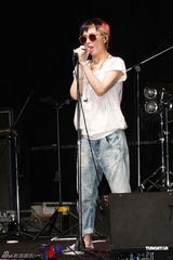 组图：何超仪推新EP携团开唱 感谢老板陈冠希支持