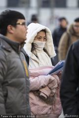 组图：艺考众美女带口罩面试 不畏PM2.5爆表