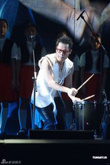 组图：罗大佑个唱为叶倩文伴奏 拥热舞辣妹