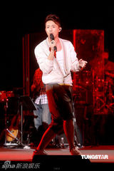 组图：黄家强为灾区同胞默哀 将在世博即兴表演 