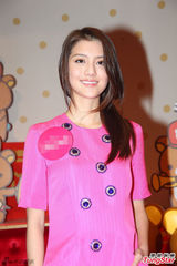 组图：吴千语粉色外套出镜 美腿诱人气质甜美