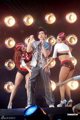 组图：周杰伦演唱会造型百变 与张惠妹合唱全场沸腾