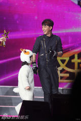 组图：第三届风云新人盛典 韩庚欢快跳“喜洋洋”