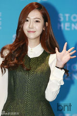 组图：少女时代Jessica出席签名会白衫皮裙时尚