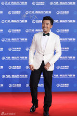 组图：万达百米红毯第二秀 梁朝伟赵薇众星百态