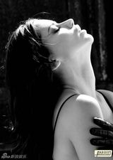 组图：超模阿德瑞娜-利玛内衣写真秀美胸