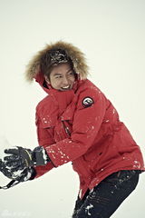 高清图：李敏镐拍广告吃雪堆雪人显天真烂漫