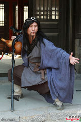 组图：赵毅《蓬莱八仙》演铁拐李逗笑众人