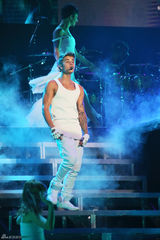 组图：比伯北京个唱半裸秀肌肉搂美腿女歌迷