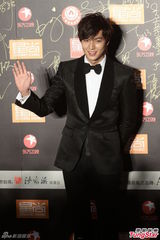 组图：关之琳张柏芝红毯比拼 李敏镐帅气亮相