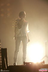 组图：歌手张悬香港开音乐会 炫彩短发超High