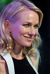 高清图：43岁娜奥米-沃茨亮相晚宴笑容难掩皱纹