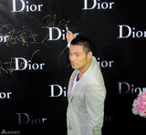 组图：邵兵型酷现身品牌活动 为戏辗转消瘦气场不减