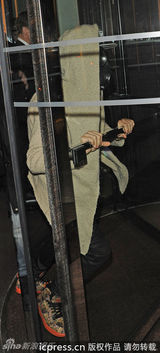 组图：比伯戴毒气罩天雷滚滚 赤膊搞怪火拼Gaga