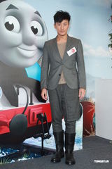 组图：林峰出席圣诞活动努力赚钱希望明年再置房