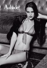 组图：超模金-克鲁尔三点式秀娇乳 复古魅惑