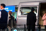 组图：霍思燕与男友杜江机场甜蜜看展车